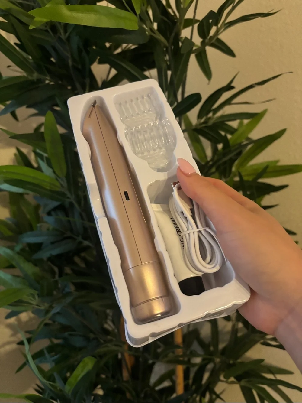 Portable Rose Gold Electric Facial Hair Trimmer - Rechargeable